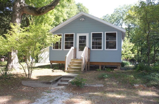 Restored 1920's peaceful, lakeside cottage