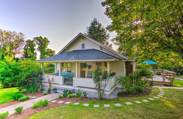 Restored Mars Hill Home on 1 Acre Walk to Town!