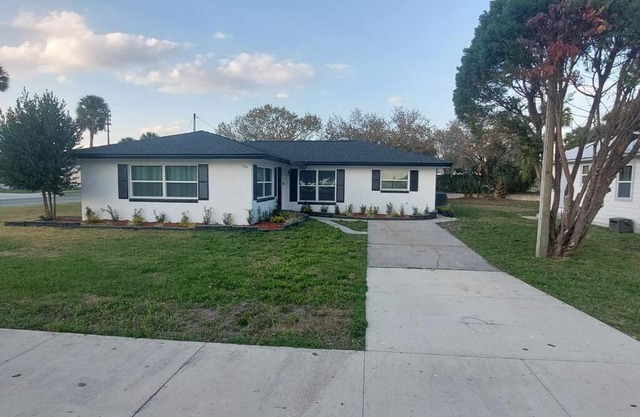 Retreat Overlooking Lake Dora!