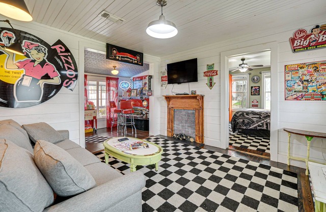 Retro Retreat in Llano w/Screened Porch!