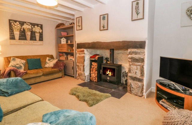 RHIANFA, pet friendly, with open fire in Newborough