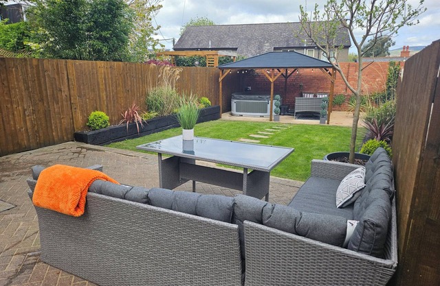 RHIF SAITH, pet friendly, luxury holiday cottage in Ruthin