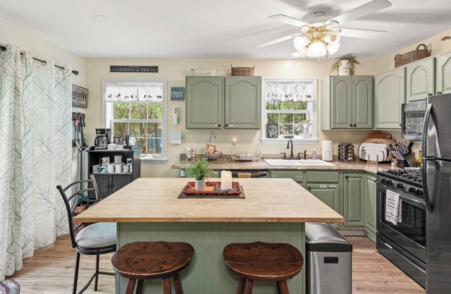 Ridge Retreat by AvantStay | Game Room, Covered Porch, & Fire Pit!