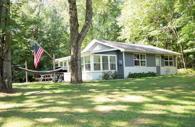 River Dream Cottage - Located minutes from Downtown Ludington & Lake MI Beaches