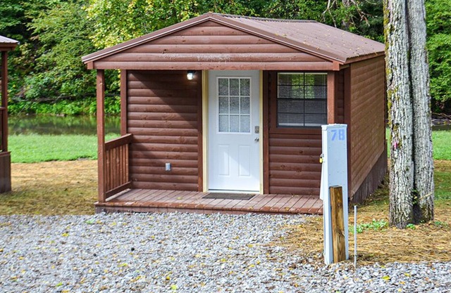 River Forge Cabin 54 - Cozy and Rustic 1 Bedroom Cabin - Creek Front