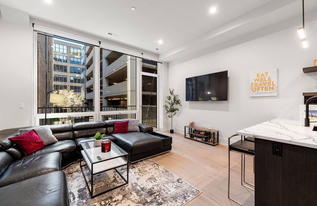 River North Central Home With Balcony