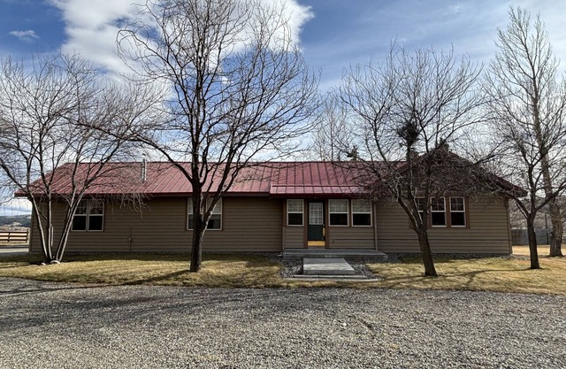 River Ranch House w/Horse Accommodations and access to The Yellowstone River