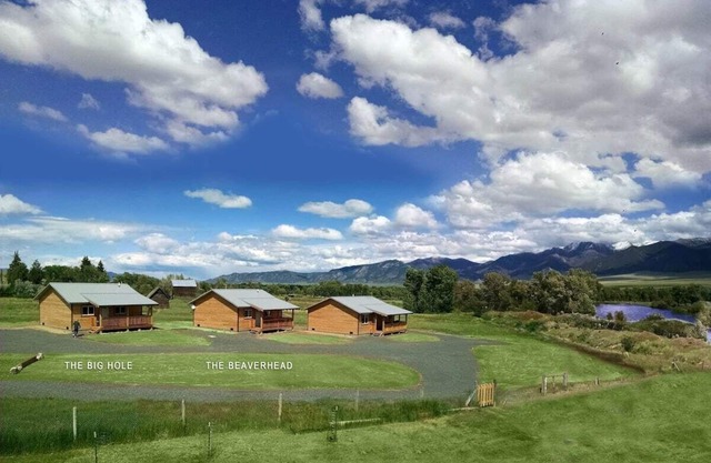 River Rest Luxury Cabin - The Beaverhead. Beautiful River and Mountain Views!