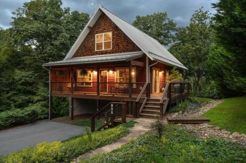 River Rock Cabin - Comfortable, Private Home with King Beds & Mountain Views