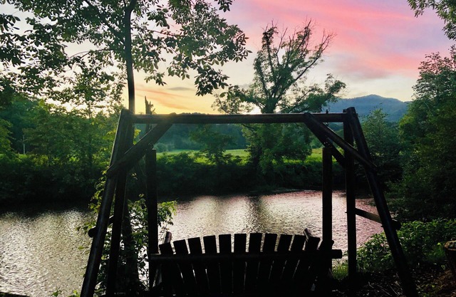 River view, beautiful, peaceful, private 2 bed/2 bath. 20 miles to Ashville
