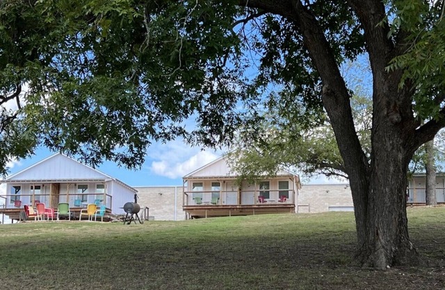 River View Double Queen Cottage near Downtown #24