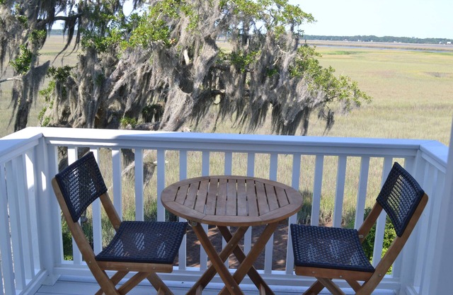 River Vista 180 -1BR 1BA Riverfront Apt only 0.2 m to Sunbury Crab Co Restaurant