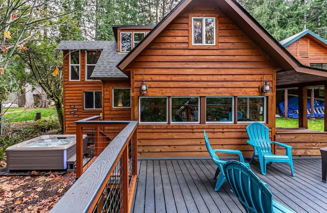 Riverfront Cabin w/Hot Tub : Near Mt. Rainier Sunrise entrance