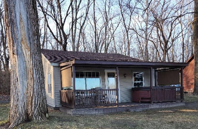 Riverfront Cottage with Hot Tub, Kayaks, Canoes, & Fishing Boats!
