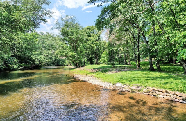 Riverfront home 3BD room/2 Full bath Sleep 6-7 only 12 minutes from Ocoee River