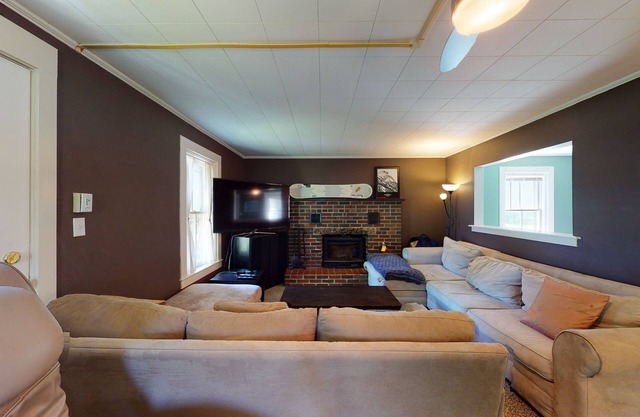 Riverfront house walking distance to town with fireplace and w/d - dogs welcome