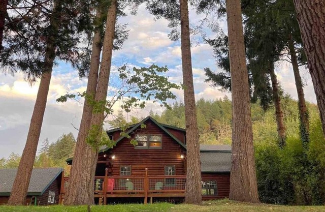 Riverfront Log Cabin in Roseburg’s Wine Country