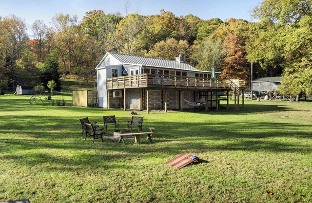 Riverfront w Deck, Grill, Fire pit & Climbing Wall