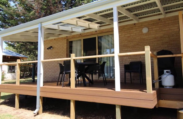Riverscape Cottage No.6 - Riverscape - unit 6 with views over the Blackwood River and cosy fire place