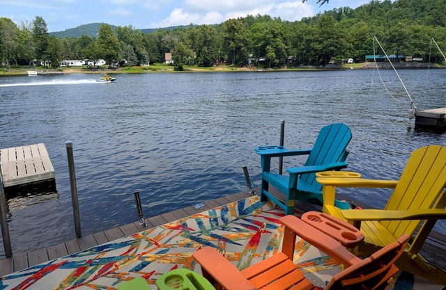 Riverside & Dock, Hot Tub, Centrally Located, Pet Friendly: The Hummingbird Camp