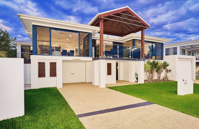Riverside Luxury : 4 BR, 2 BA in Port Macquarie , Sleeps 8