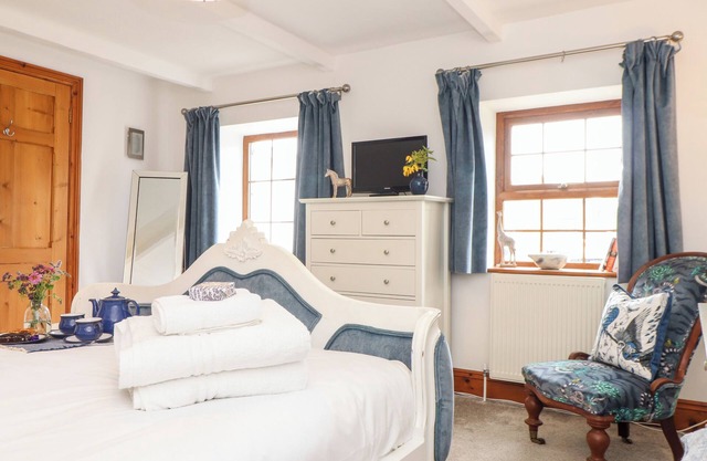 RIVIERE HOUSE, pet friendly, with hot tub in Hayle