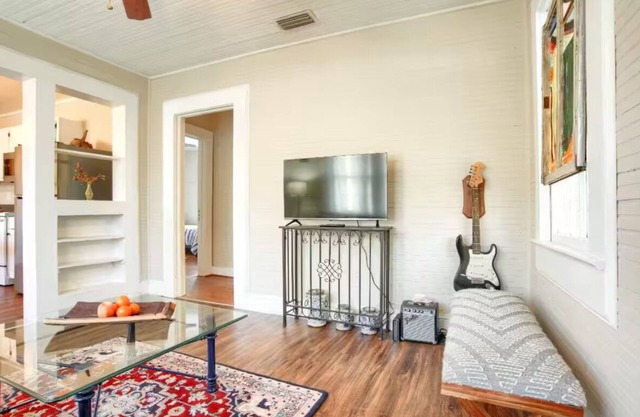 Robinson Bayou's Yellow Door Cottage