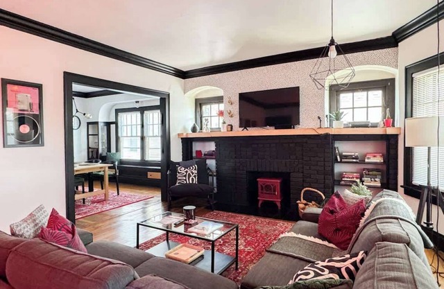 Rock and Roll House of Fame! 2bed 1bath Central AC
