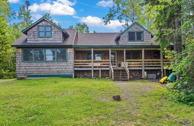 Rock Hopper on Mooselookmeguntic Lake with beach, pet friendly!