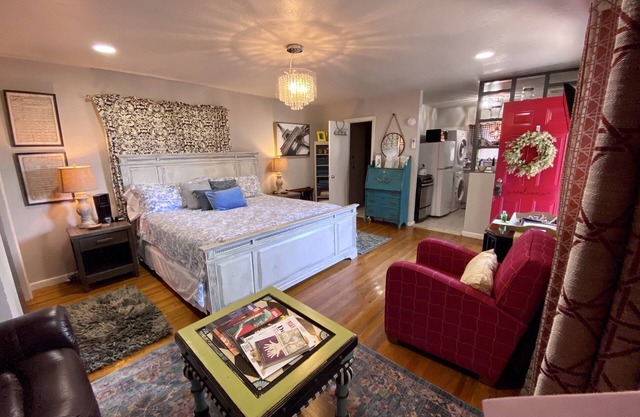 Rock Island Rail House.🐾 Dog friendly, Private 6ft. Fenced Yard