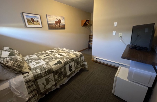 Rockin' E #3 - clean, updated motel room