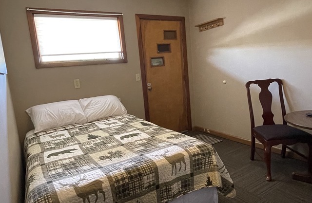 Rockin' E #4 - clean, updated motel room
