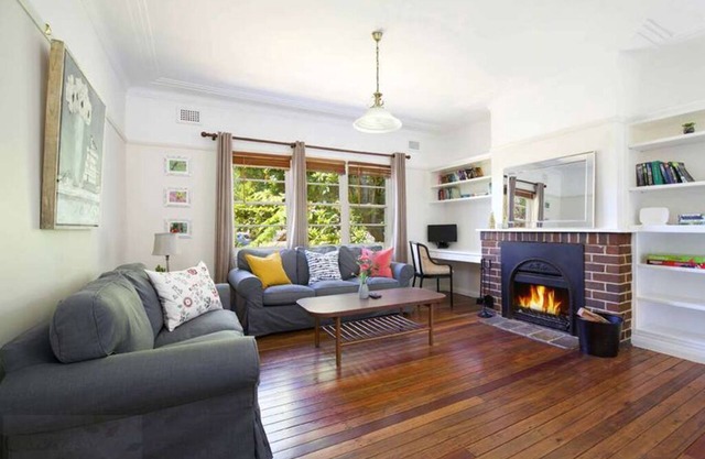 Rodova Cottage with fireplace and enclosed backyard