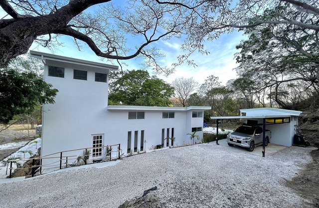 Romantic Contemporary House with Private pool - 5 min from the beach!