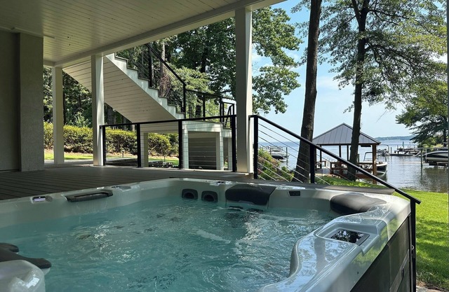 Romantic bungalow on Lake Murray w/cold plunge/hot tub/sauna, gym & dock gazebo