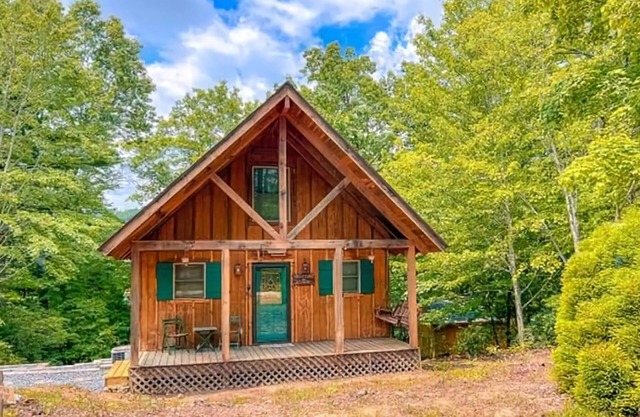 Romantic Cabin Getaway, WIFI, hiking trails waterfalls,and Hot Tub