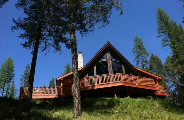 Romantic, Cedar Chalet, Hot tub, Quiet, Wood Fireplace, Clean, Private