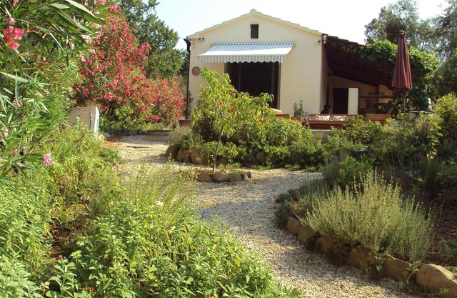 Romantic country house, absolute secluded location, close to the sea, garden, dogs welcome
