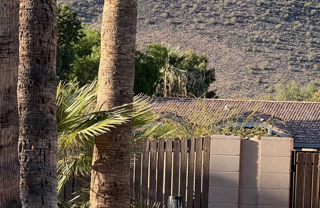 Romantic escape overlooking the mountains, close to the city and nature, trails.