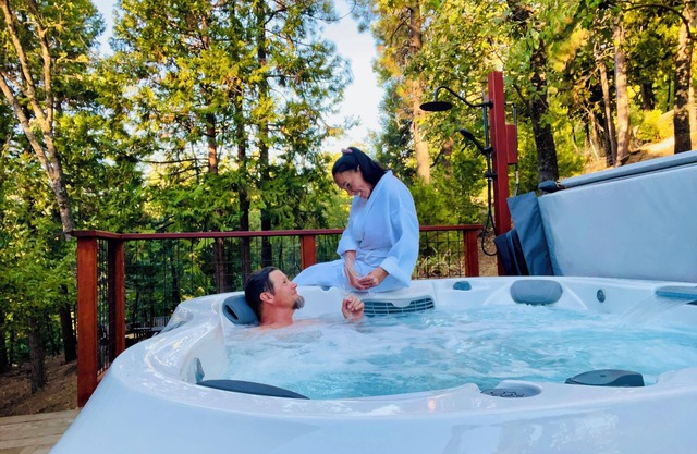 Romantic Getaway Near Lakes + Private Hot Tub