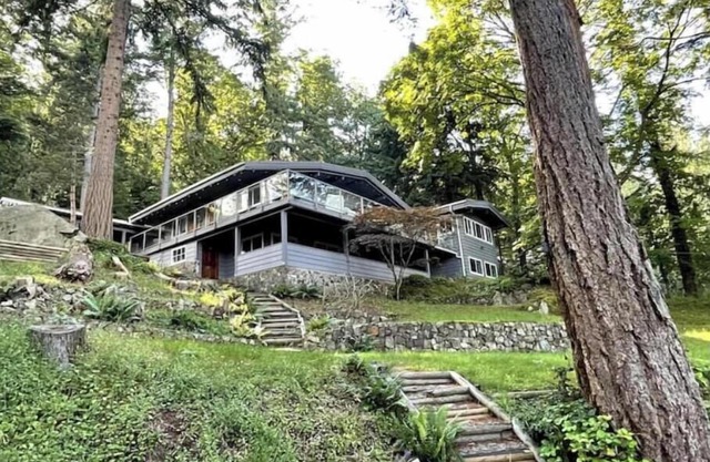 Romantic Ocean Forest Retreat: Cozy Comfort & Adventure on Bowen Island!