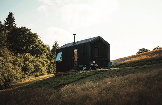 Romantic Off-Grid Woodland Hideaway with Stunning Valley Views