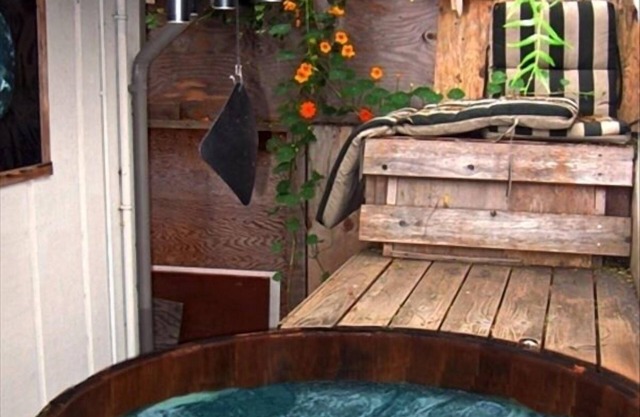 Romantic Retreat. Soak in the hot tub or lie on loft bed; listen to the surf.