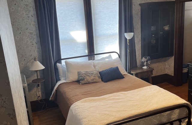 Romantic Second floor walk up Studio suite in central Marquette w sauna access