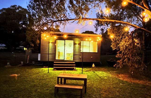Romantic tiny house escape amongst wineries & MTB Trails. Fire Pit, Creekside