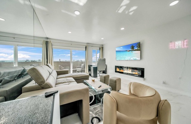 Rooftop 2-bedroom apartment in heart of West Hollywood with skyline view