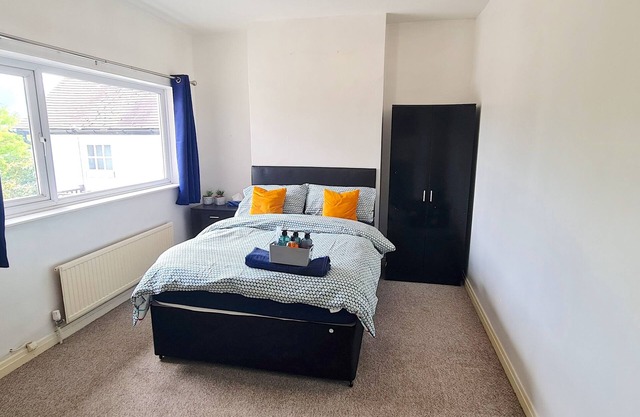 Room 1 -Double Room - Wifi - 2 minute walk to Iver Station