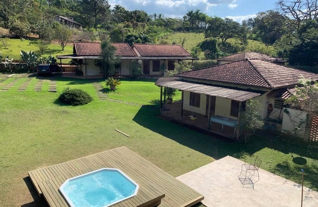 Room 50 minutes from São Paulo with fireplace, soccer field and Jacuzzi.