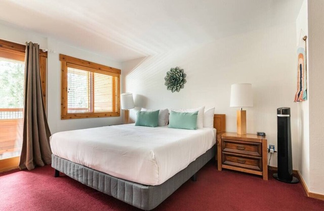 Room by Palisades Tahoe w/heated pl & tub access.