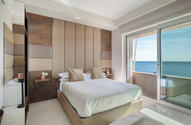Room 'Luxury Seaview Con Jacuzzi' with Balcony, Wi-Fi and Air Conditioning